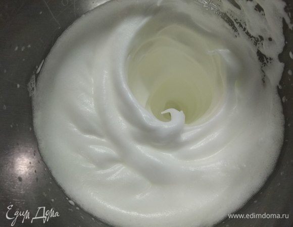 Белки (все белки) взбить в пену.