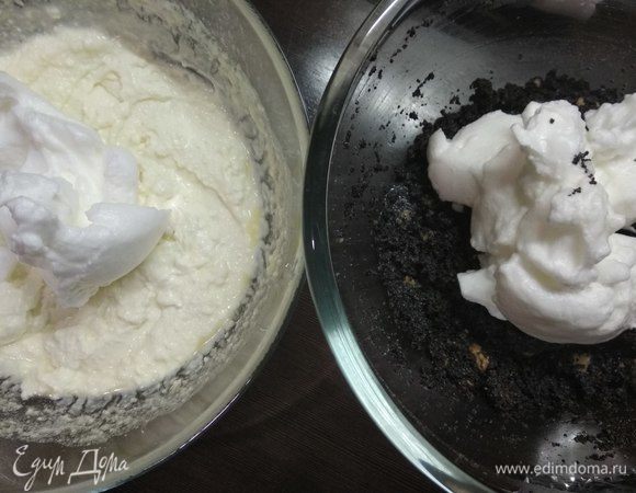 Половину аккуратно подмешать к маковой массе, половину — к сырной.