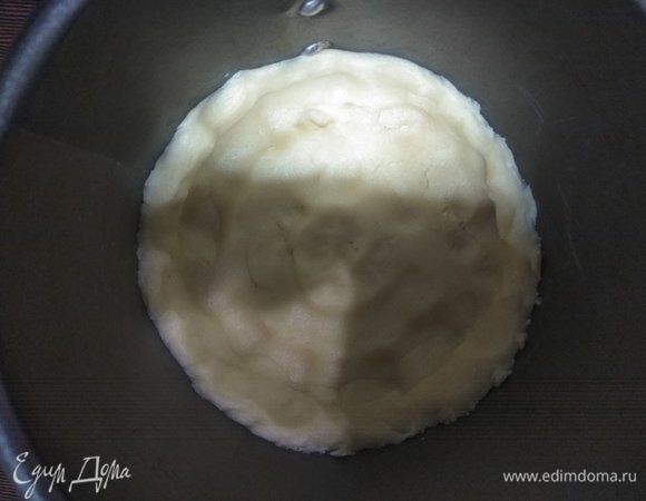 Дно формы выложить тестом, делая руками невысокие бортики.