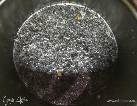 На основу выложить маковый слой, выровнять.