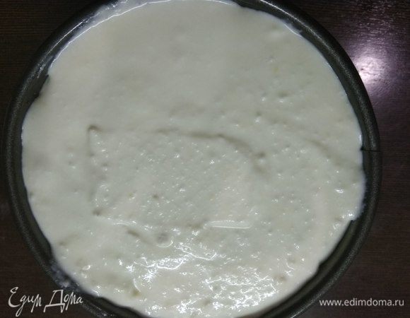 Затем творожный слой. Выровнять и отправить в разогретую духовку примерно на 60 минут при температуре 175ºC. Чем форма выше, тем дольше время выпекания.