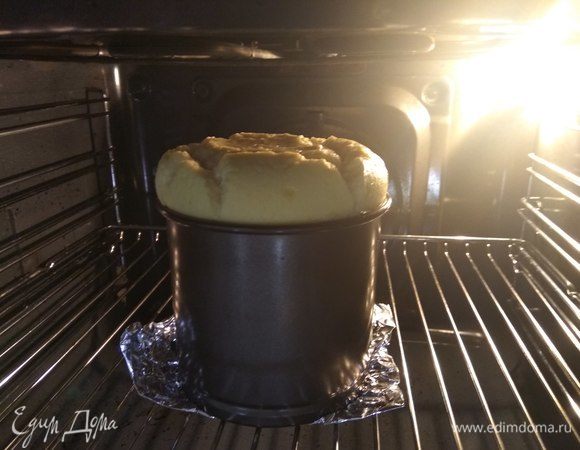 Важный момент. Не заполняем форму полностью (как у меня), так как творожная масса растет при выпекании, выйдет за борта и потрескается. Мне пришлось потом срезать верхушку, чтобы декор лег равномерно)