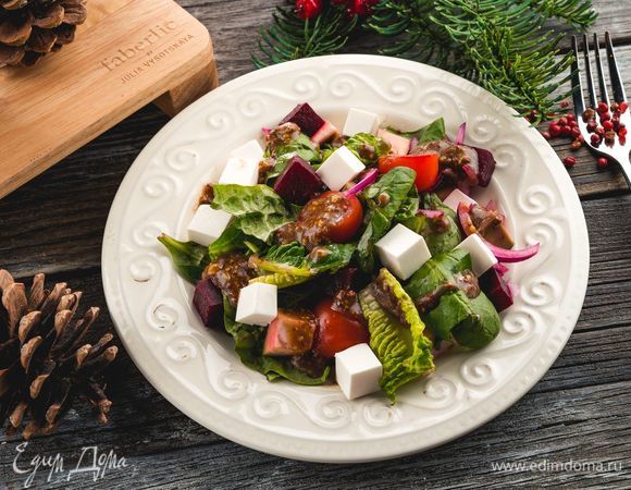 Полейте салат заправкой, перемешайте. Приятного аппетита!