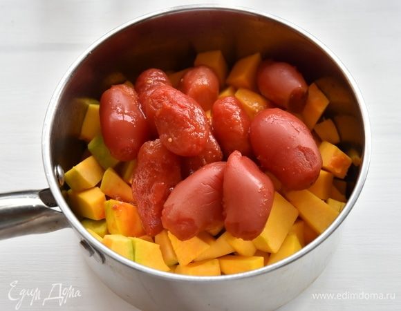 Добавить тыкву и томаты. Накрыть сотейник крышкой и томить овощи минут 10 до размягчения тыквы.