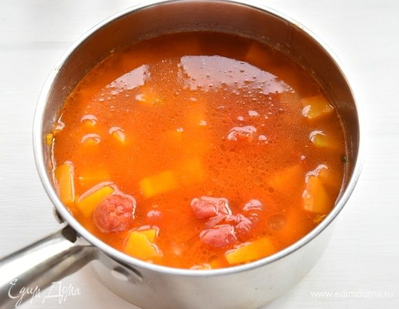 К размягченным овощам добавить бульон и дать ему закипеть.