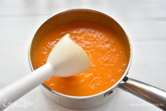 Пюрировать суп погружным блендером до однородного состояния. Суп посолить по вкусу. Довести до кипения и снять с огня.