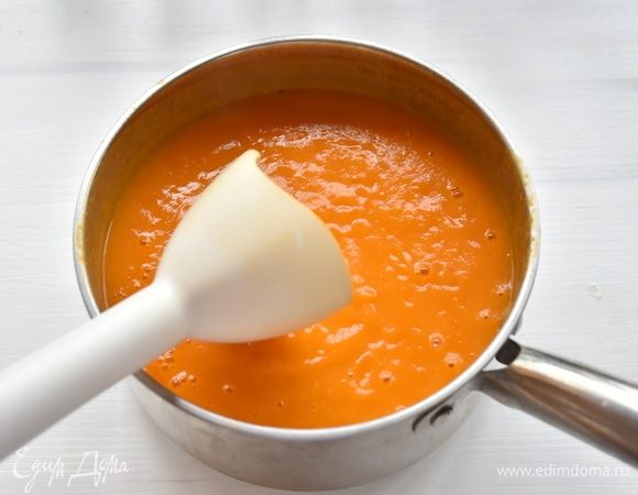 Пюрировать суп погружным блендером до однородного состояния. Суп посолить по вкусу. Довести до кипения и снять с огня.