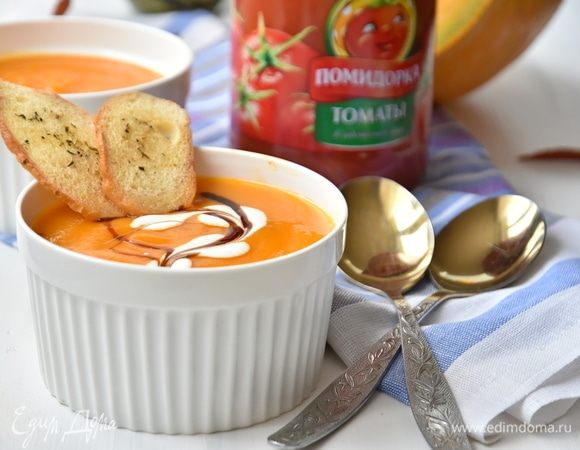 Подавать суп, добавив немного сливок и капельку крема бальзамик (по желанию). Обязательно подайте к супу сухарики (крутоны). Детям понравится)