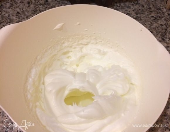 Духовку нагреть до 170°C. Желтки отделить от белков. Белки взбить в пышную пену.