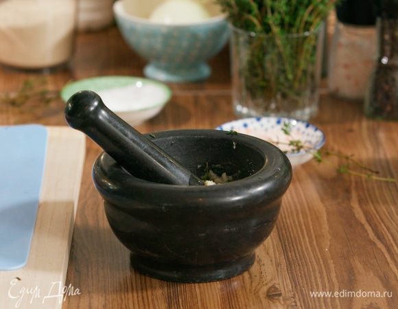 Приготовить заправку: чеснок почистить и растолочь в ступке вместе с гималайской солью, добавить листья тимьяна и еще немного все растереть, затем влить 1 ст. ложку оливкового масла, поперчить и перемешать.