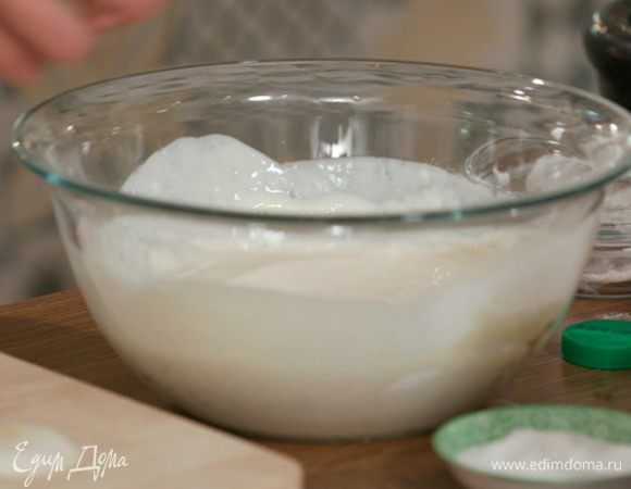 Приготовить кляр: муку, крахмал и соль соединить в глубокой миске, влить пиво, кефир и все вымешать.