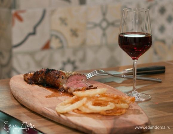Подавать стейк с жареным луком.