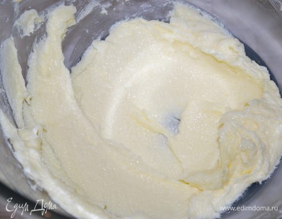 Взбить мягкое сливочное масло (125 г) с сахаром (70 г) и солью (3 г) миксером до пышного состояния.