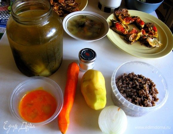 Готовить очень легко и просто, но, конечно, огурцы тут играют главную роль. Совет: брать именно соленые, но можно и маринованные, тогда в рассол добавляем пару щепоток соды. Гречневую крупу лучше отварить заранее — так приготовление супа ускорится в разы.