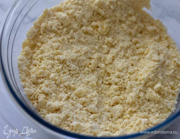 Смешать муку и сливочное масло вилкой или ножом.