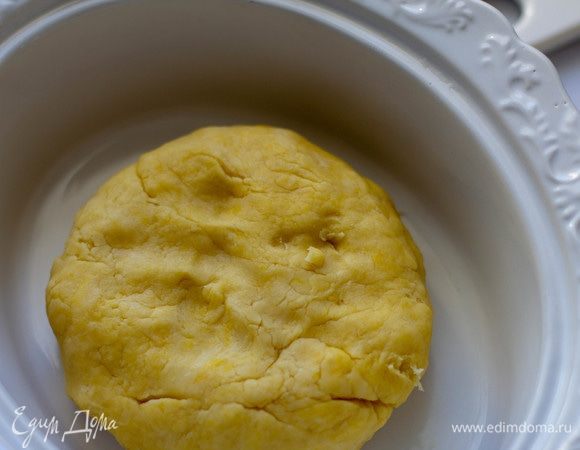 Дно и бока формы для выпечки смазать сливочным маслом и выложить на дно шар из теста.