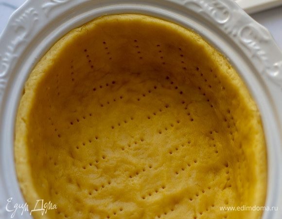 Распределить тесто по всей поверхности формы, наколоть в нескольких местах вилкой и поставить в холодильник на 1 час.