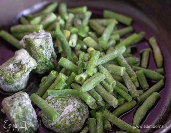 В сковороде разогреть оливковое масло, добавить шпинат и стручковую фасоль, прогреть в течение 3 минут.