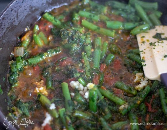 Добавить к овощам мелко нарезанные лук, чеснок и помидор (с помидора снять кожуру, для этого его нужно положить на полминуты в кипяток).