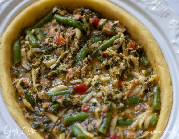 Переложить начинку в основу из теста.