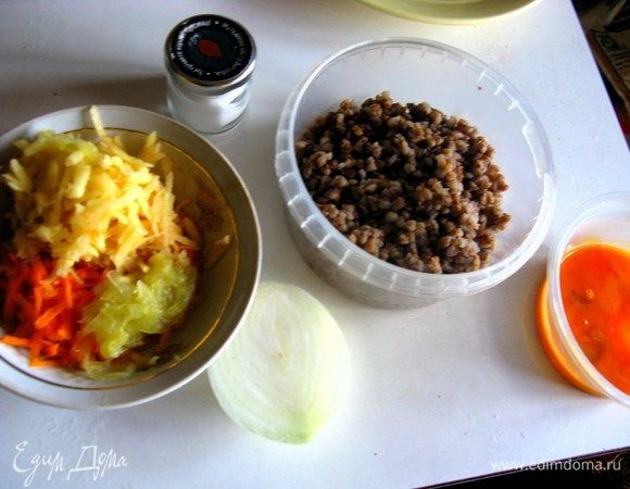 Натираем все ингредиенты на крупной терке, в кастрюльку вливаем бульон, всыпаем тертый картофель, морковь, огурцы, рассол, лук. На маленьком огне дать закипеть. Добавляем приправы и вливаем тонкой струйкой яйцо. Очень вкусно в конце добавить пажитник.