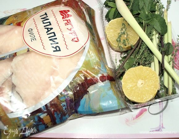 Тилапию ТМ «Магуро» разморозить, как указано на упаковке. Из половинки лимона выжать сок. Из рыбы удаляем кости.