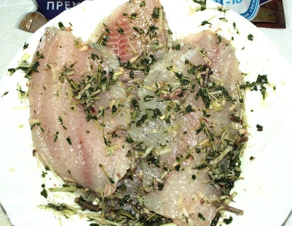 Филе тилапии ТМ «Магуро» промыть, обсушить бумажными полотенцами и натереть подготовленным маринадом. Дать постоять 10 минут.