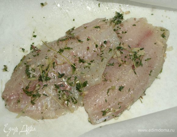 Подготавливаем 2 листа пергамента. В центр пергамента кладем филе тилапии с маринадом.