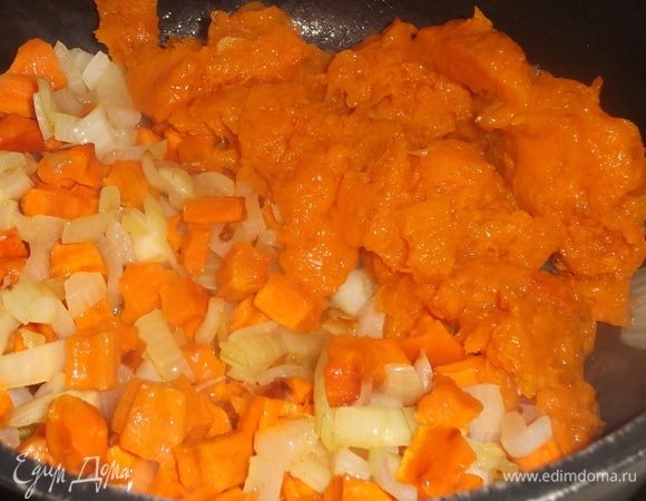Морковь и лук нарезать. Слегка обжарить на оливковом масле. Добавить нарезанную тыкву (у меня мороженая). Пережарить до изменения цвета тыквы, помешивая.