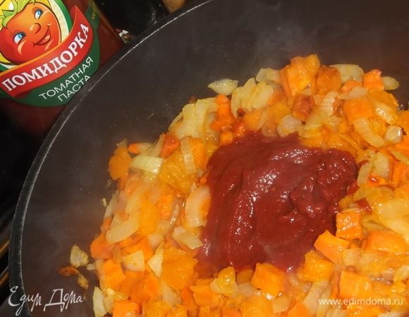 Положить томатную пасту ТМ «Помидорка», сахар и уксус. Жарить в течение 7 минут.