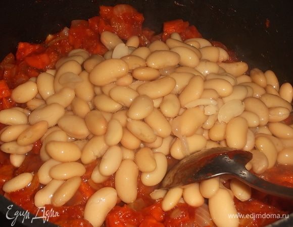 С фасоли слить воду, добавить к овощам. Продолжать обжаривать еще минут 5.