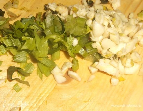 Стебли, зелень сельдерея и чеснок порубить.