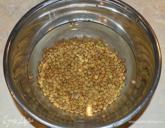 Чечевицу промыть, замочить на 30 минут.