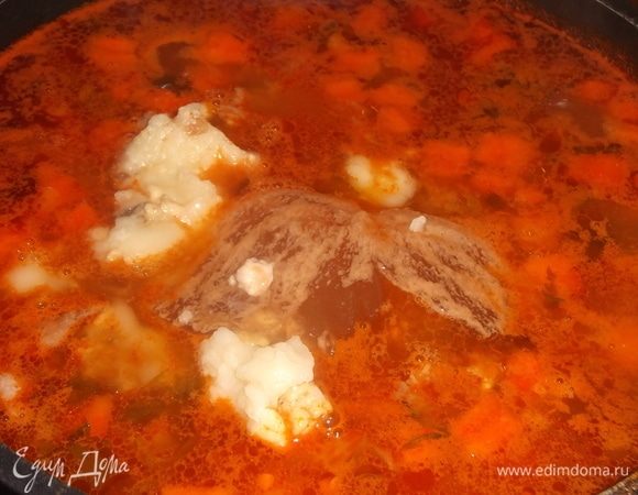 В конце готовки добавить банку тушенки (по желанию). Прокипятить суп в течение 1 минуты.