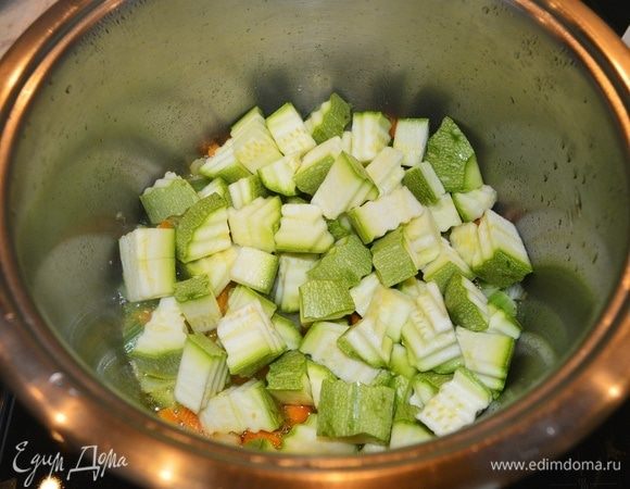 Добавить нарезанные кабачки, также тушить.