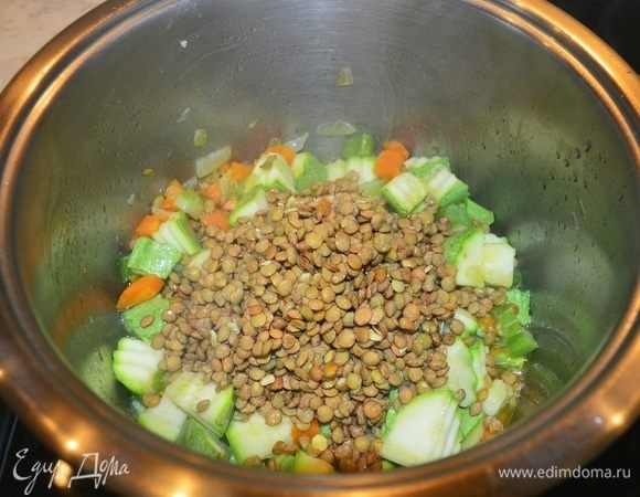С чечевицы слить воду и соединить с овощами, перемешать.