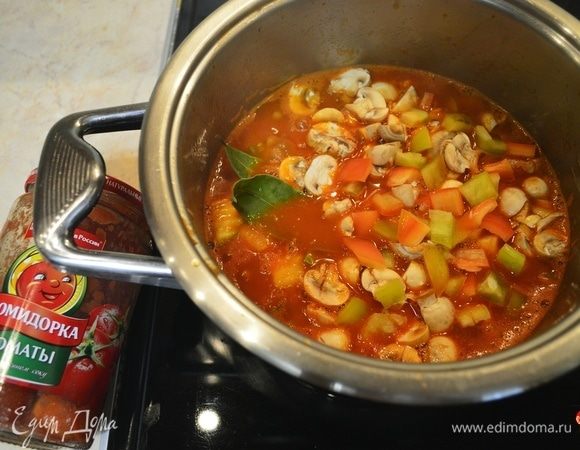 С томатов в собственном соку ТМ «Помидорка» предварительно снять кожицу, вместе с соком отправить в кастрюлю. Туда же кипяченную воду, нарезанные грибы, перец, лавровый лист, соль, острый перец.