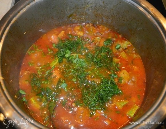 Поставить на медленный огонь, оставить томиться 35–40 минут. Как загустеет, снять с огня, добавить нарубленную зелень.