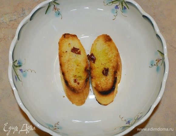 На дно тарелки поставить хлеб черствый (можно тосты, смазанные маслом), посыпать перцем. Сверху налить суп.