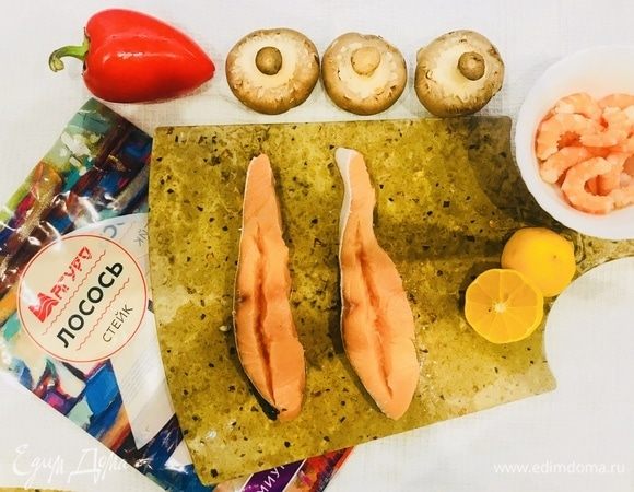 Филе лосося надрежьте вдоль в виде кармашка, полейте лимонным соком, посолите и поперчите.