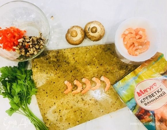 Креветки мелко нарежьте, перец и шампиньоны необходимо нарезать мелкими кубиками, зелень измельчите. Для начинки смешайте все получившиеся ингредиенты.