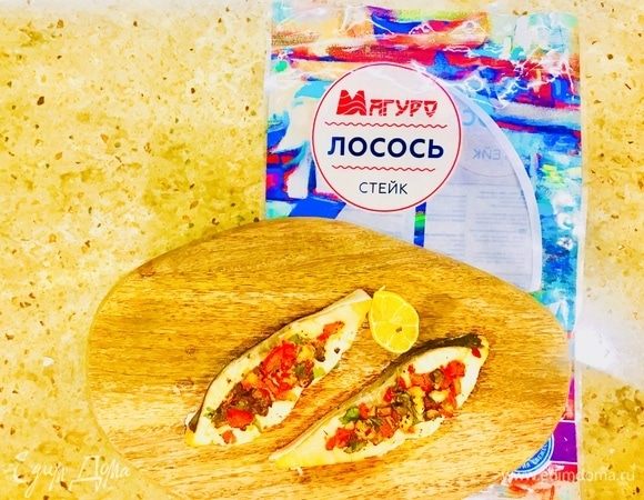 Готовое филе лосося оформите зеленью и ломтиком лимона. Приятного аппетита!