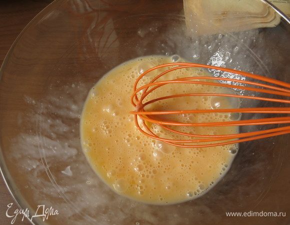 Перемешиваем яйца.