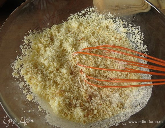 Натираем сыр. Добавляем манку и сыр к яйцам.