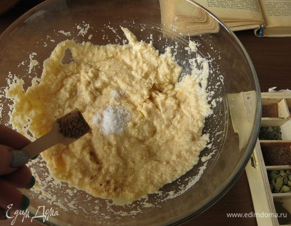 Добавляем соль и мускатный орех.