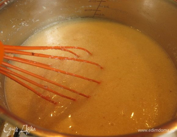 Наливаем половник бульона, перемешиваем. В оставшийся горячий бульон наливаем разбавленную сырно-яичную массу, нагреваем, перемешиваем.