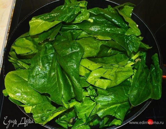 Шпинат помыть, отрезать концы, отправить в сковороду. Как только он потеряет объем, уменьшится, снять с огня. Дать остыть, отжать и нарезать.