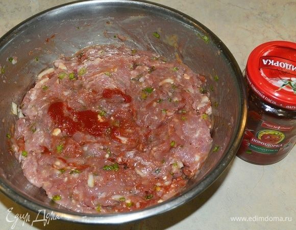 Для мясной части сельдерей нарезать, сыр натереть на терке и хорошо все ингредиенты смешать, кроме сухарей. Сухари добавлять в последнюю очередь понемногу.