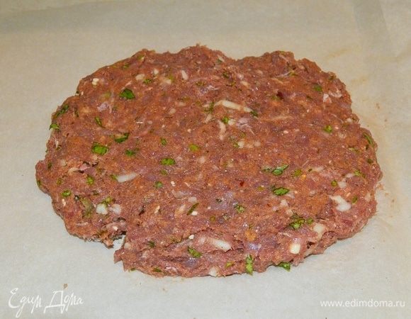 Должна получиться плотная однородная смесь. Разложить мясо на пергаментную бумагу.