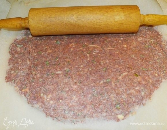 Сверху еще постелить бумагу, скалкой раскатать мясную часть.